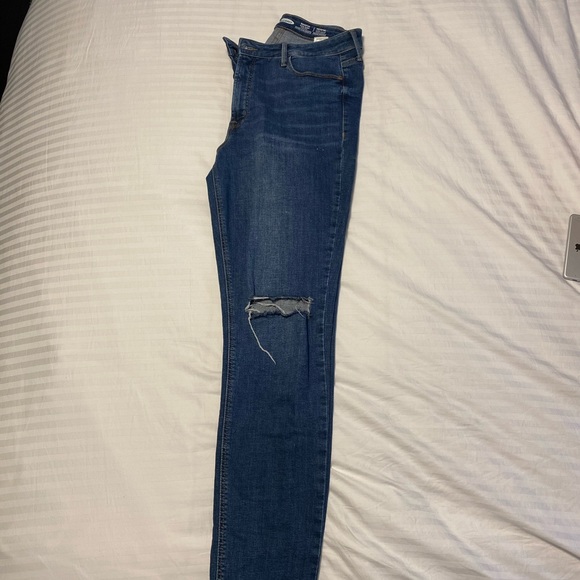 Old Navy Rockstar Super Skinny Jeans - Picture 2 of 3